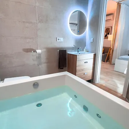 Estudio Jacuzzi Con Encanto En Triana Seville